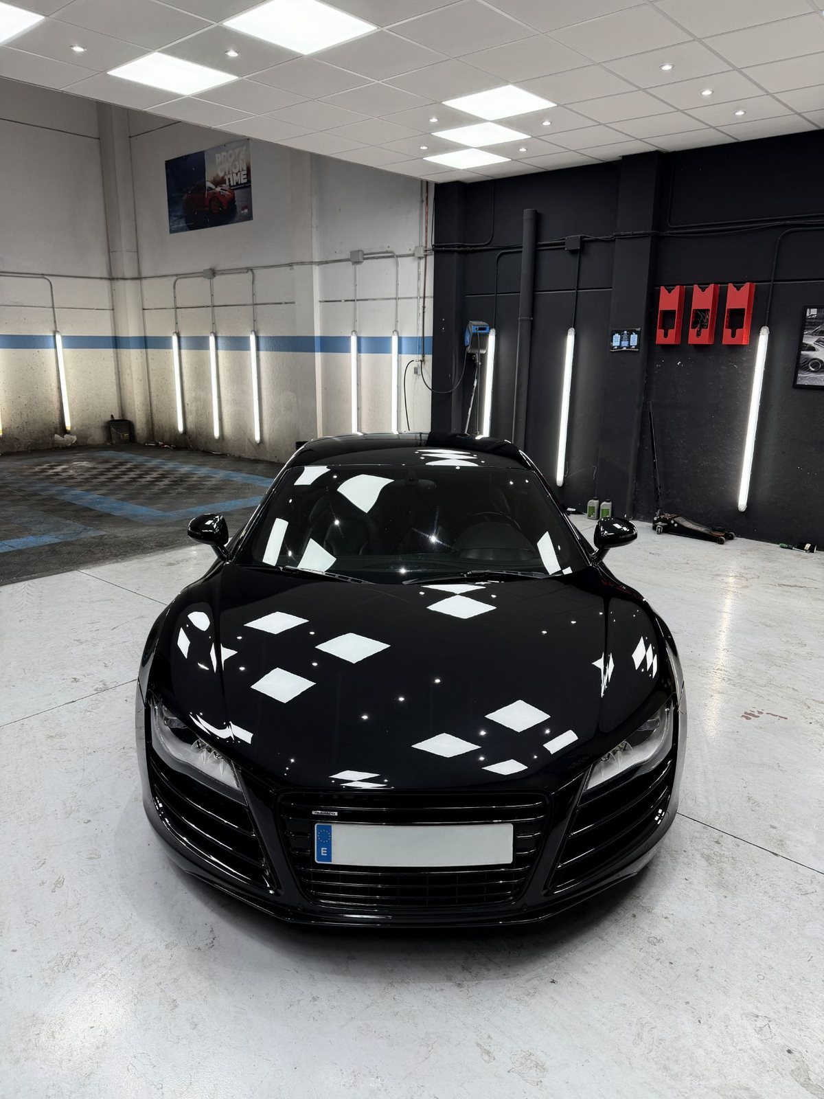 Audi R8 negro con brillo espejo tras el tratamiento cerámico
