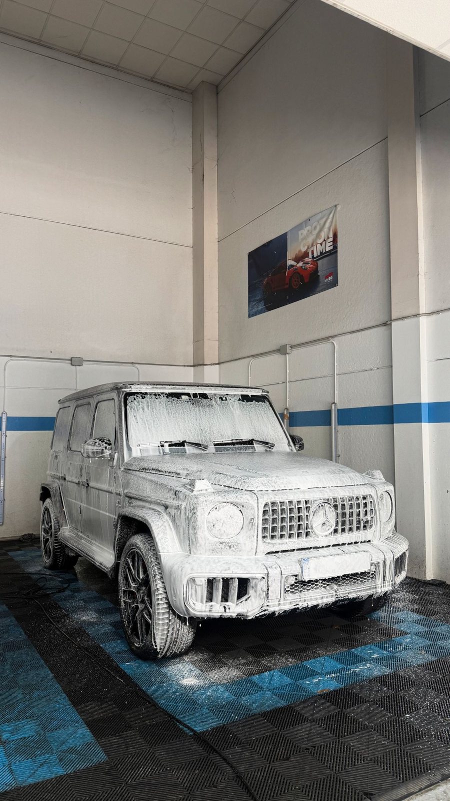 Mercedes Clase G cubierto de espuma activa en la zona de lavado